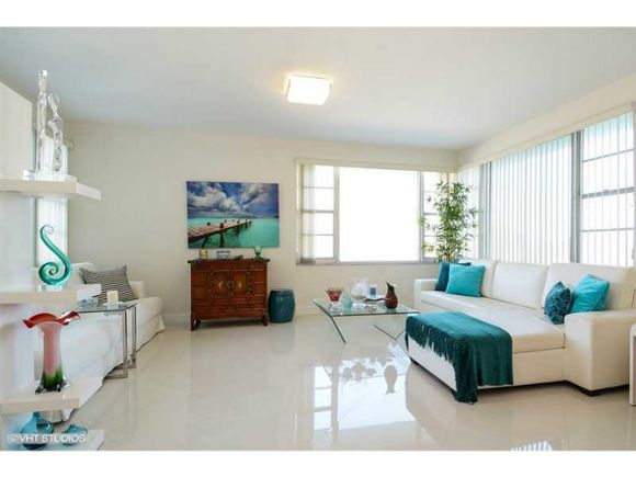 Apartamento em Frente a Praia - Collins Ave - Millionaires Row - Miami Beach $499,000  