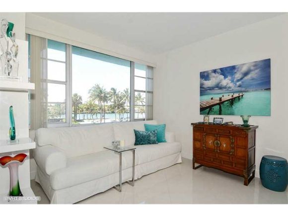 Apartamento em Frente a Praia - Collins Ave - Millionaires Row - Miami Beach $499,000 