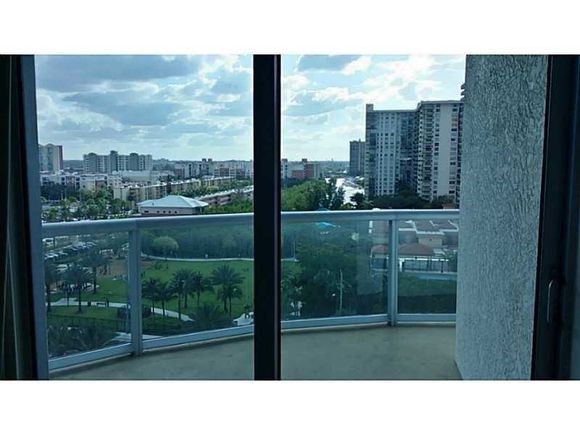 Apartamento em Frente a PRaia - Sunny Isles - Miami Beach - $499,000 
