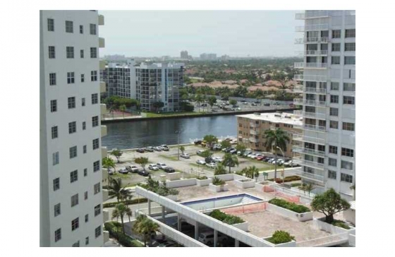 Apartamento Reformado em Frente a Praia em Hollywood Beach - Florida -$499,000