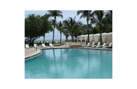 Apartamento Reformado em Frente a Praia em Hollywood Beach - Florida -$499,000 
