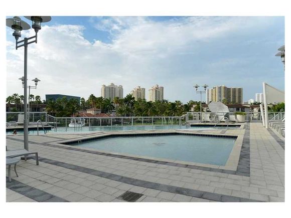Apartamento em Predio Moderna - Aventura - Miami -  $550,000