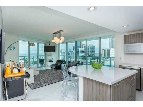   Apto 3 dormitorios em Miami Beach com visto do mar  -  $779,500 