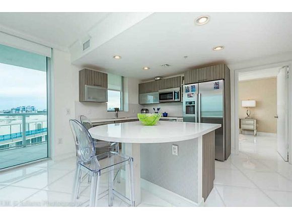   Apto 3 dormitorios em Miami Beach com visto do mar  -  $779,500