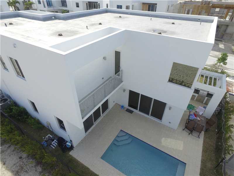  Casa Nova Estilo Moderno - 5 Quartos Com Piscina em Doral - Miami $995,000  