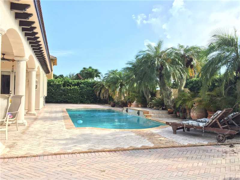  Casaro de Luxo em Miami Lakes com Piscina Particular  $599,900  