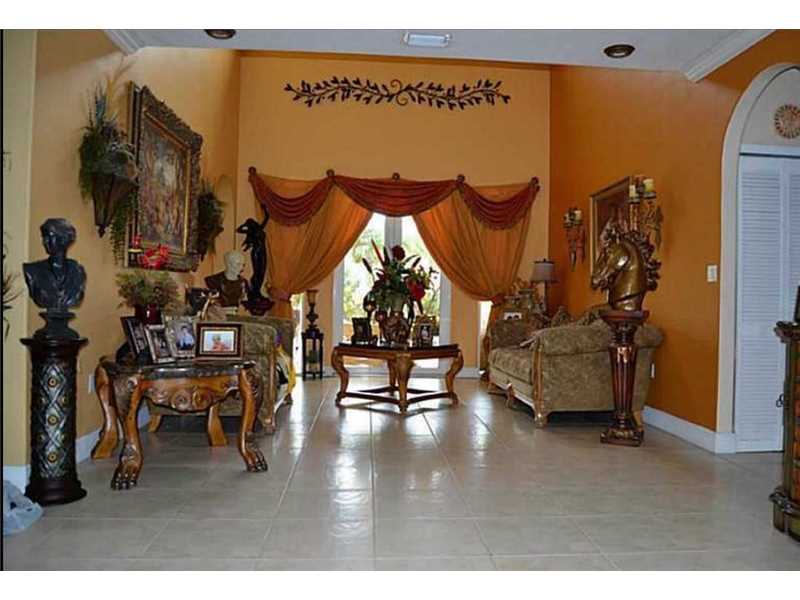  Casaro de Luxo em Miami Lakes com Piscina Particular  $599,900 
