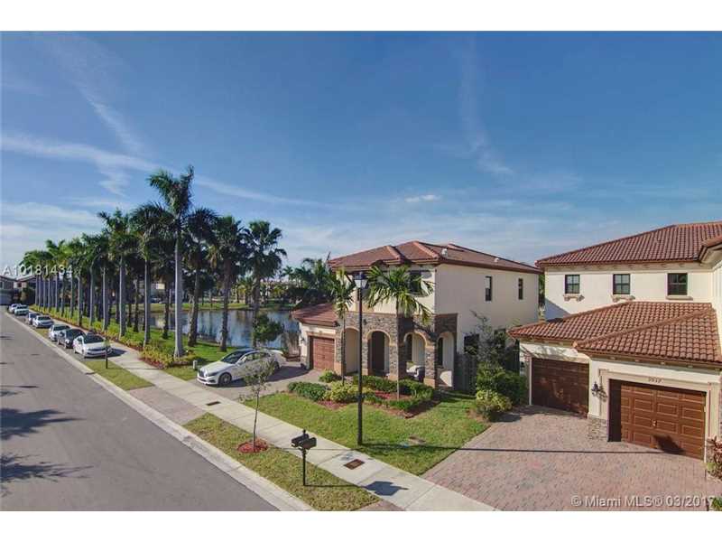 Casa em frente a lagoa em Doral - Miami   $725,000 