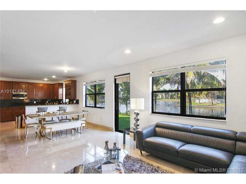 Casa em frente a lagoa em Doral - Miami   $725,000 