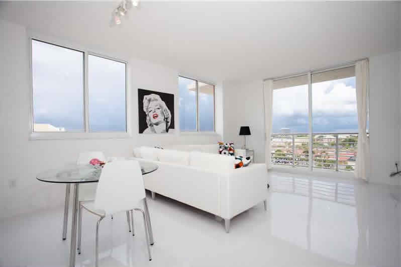 Apartamento Moderno / Chique em Aventura - MOBILIADO! $284,900