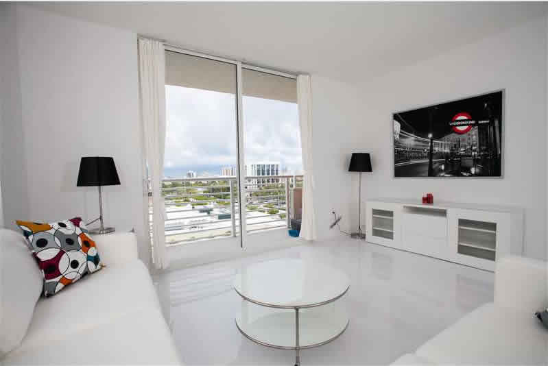Apartamento Moderno / Chique em Aventura - MOBILIADO! $284,900
