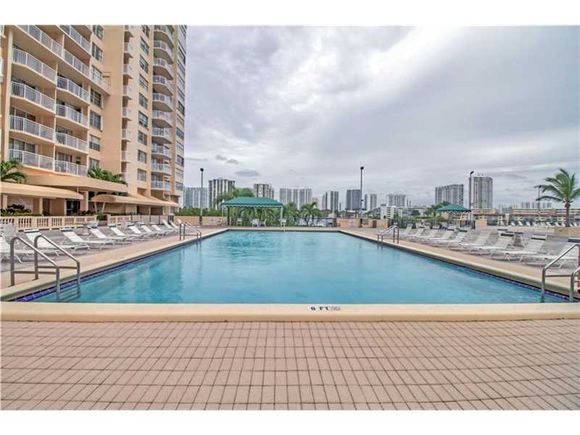 Apartamento mobiliado com visto do Intercoastal - Miami- $250,000