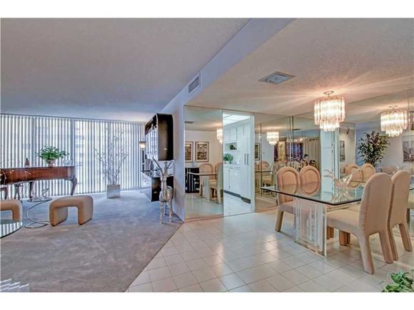 Apartamento mobiliado com visto do Intercoastal - Miami- $250,000 