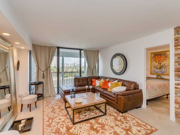 Apartamento em predio de luxo com visto do Intercoastal - Miami - $265,000