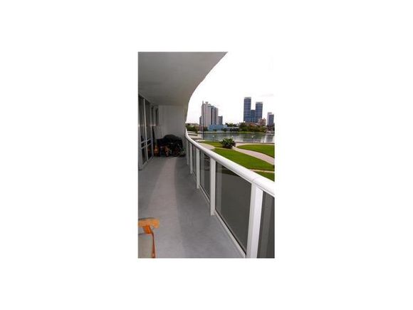 Apartamento Miami Beach com Varanda - $360,000