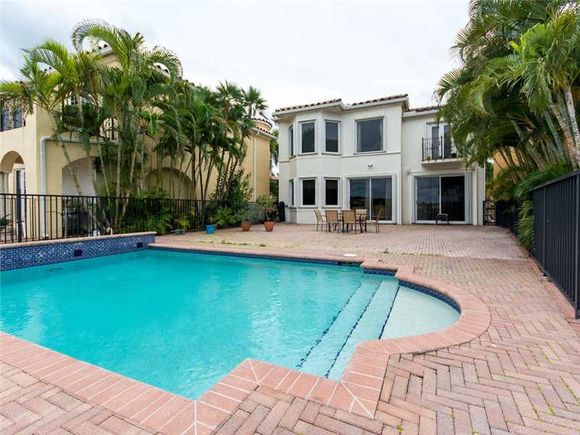   Casa em Aventura com Piscina Particular - $1,299,000 