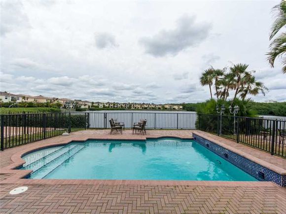    Casa em Aventura com Piscina Particular - $1,299,000 