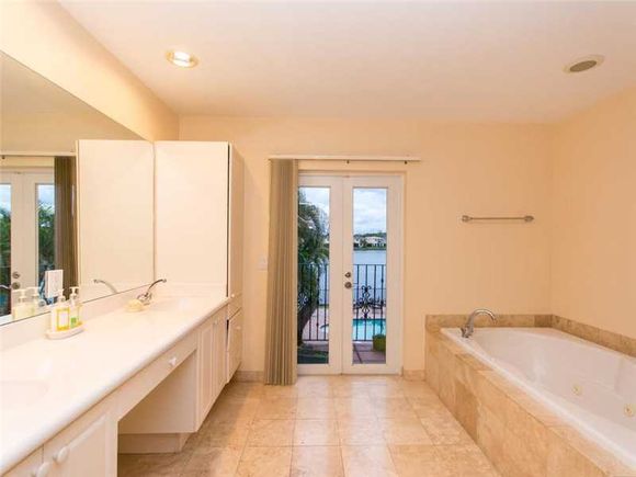   Casa em Aventura com Piscina Particular - $1,299,000 