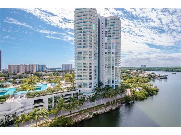   Apto. 3 Qts no predio famoso St.Tropez - Sunny Isles Beach - Miami-$979,000