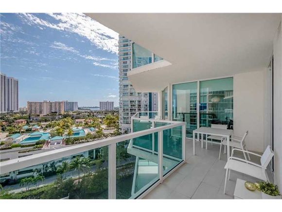   Apto. 3 Qts no predio famoso St.Tropez - Sunny Isles Beach - Miami-$979,000