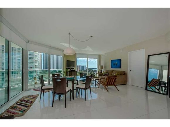  Apto. 3 Qts no predio famoso St.Tropez - Sunny Isles Beach - Miami-$979,000