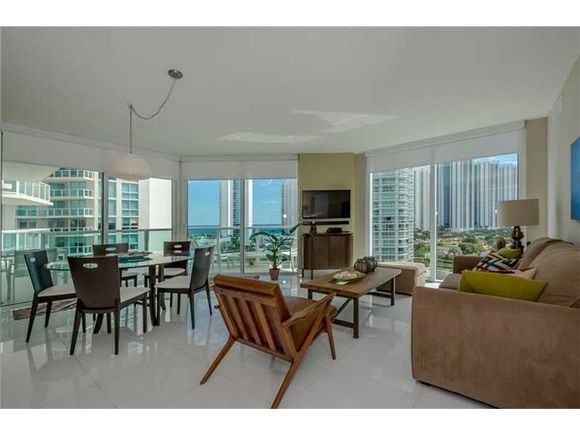   Apto. 3 Qts no predio famoso St.Tropez - Sunny Isles Beach - Miami-$979,000