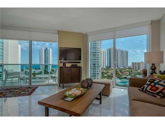  Apto. 3 Qts no predio famoso St.Tropez - Sunny Isles Beach - Miami-$979,000