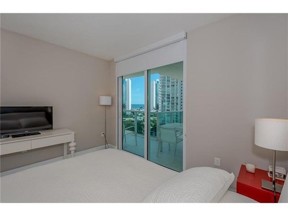   Apto. 3 Qts no predio famoso St.Tropez - Sunny Isles Beach - Miami-$979,000