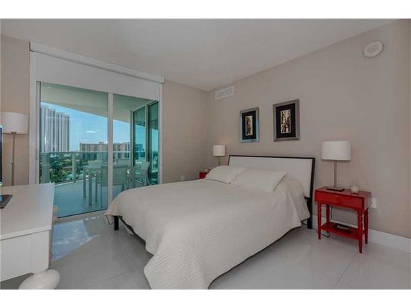   Apto. 3 Qts no predio famoso St.Tropez - Sunny Isles Beach - Miami-$979,000