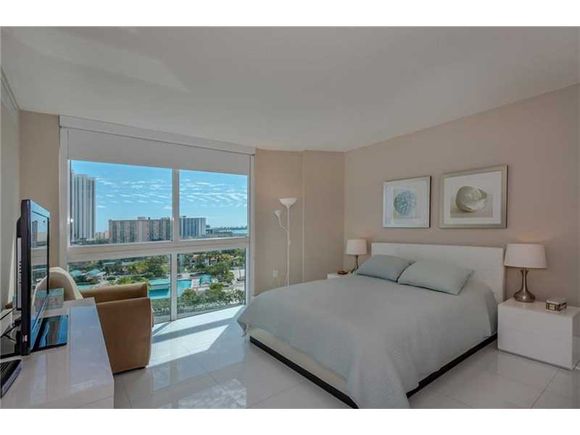   Apto. 3 Qts no predio famoso St.Tropez - Sunny Isles Beach - Miami-$979,000