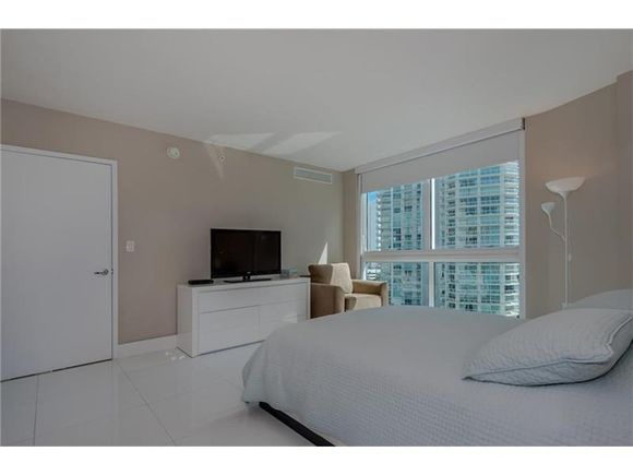   Apto. 3 Qts no predio famoso St.Tropez - Sunny Isles Beach - Miami-$979,000