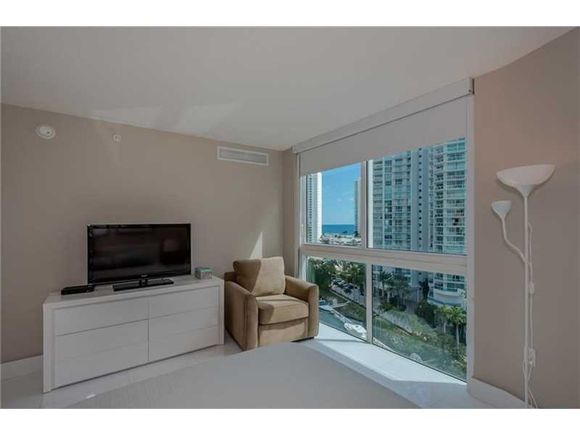   Apto. 3 Qts no predio famoso St.Tropez - Sunny Isles Beach - Miami-$979,000 