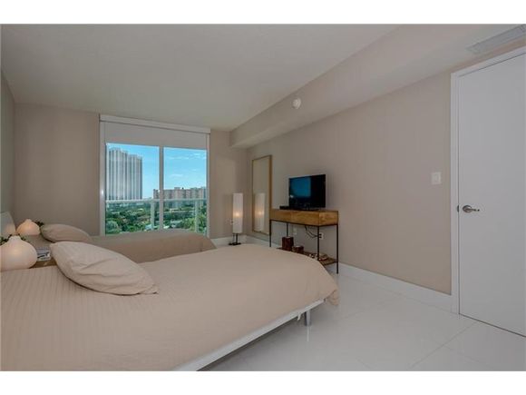   Apto. 3 Qts no predio famoso St.Tropez - Sunny Isles Beach - Miami-$979,000 