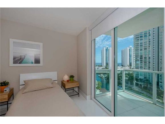   Apto. 3 Qts no predio famoso St.Tropez - Sunny Isles Beach - Miami-$979,000