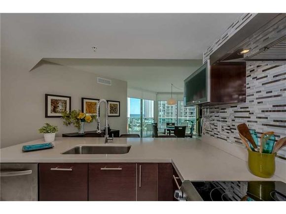  Apto. 3 Qts no predio famoso St.Tropez - Sunny Isles Beach - Miami-$979,000