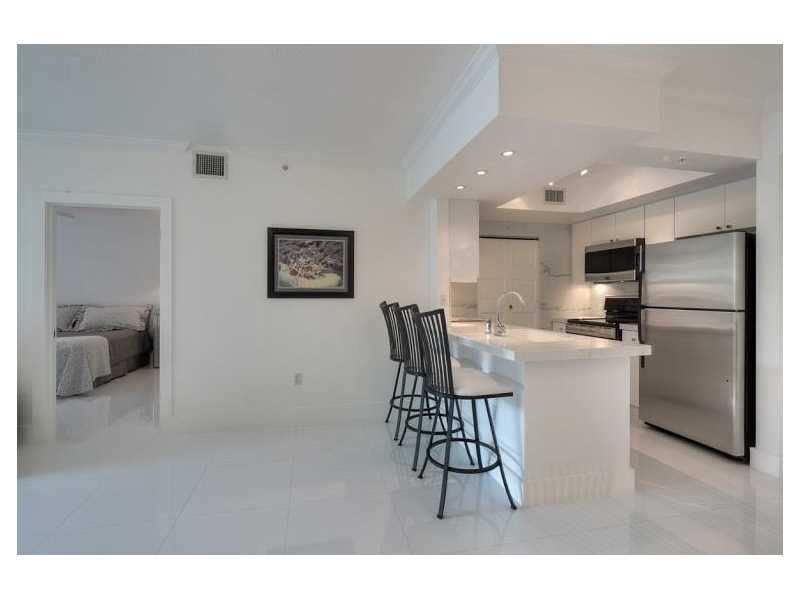 Apartamento todo branquinho - 2 dormitrios - Centro - Edgewater - Miami - $410,000