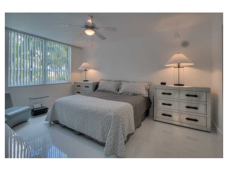 Apartamento todo branquinho - 2 dormitrios - Centro - Edgewater - Miami - $410,000