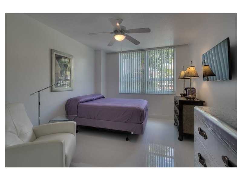 Apartamento todo branquinho - 2 dormitrios - Centro - Edgewater - Miami - $410,000