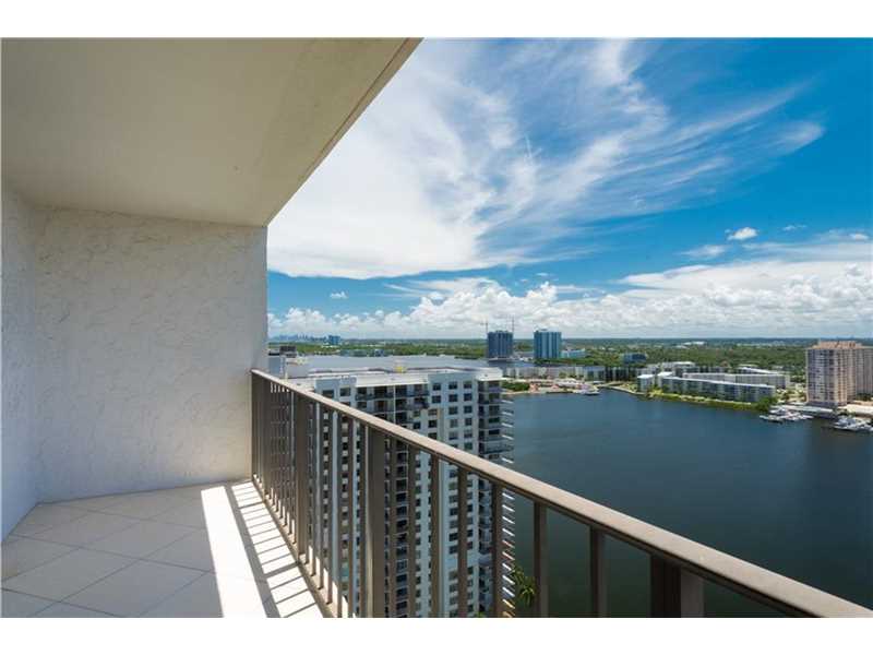 Apto Grande no 26 andar todo reformado e mobiliado no Tower at Biscayne - Miami - $339,900