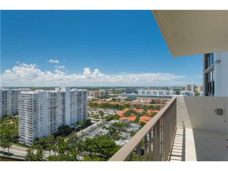 Apto Grande no 26 andar todo reformado e mobiliado no Tower at Biscayne - Miami - $339,900