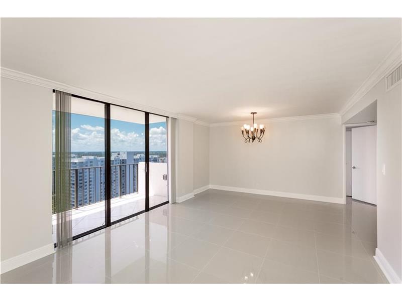 Apto Grande no 26 andar todo reformado e mobiliado no Tower at Biscayne - Miami - $339,900