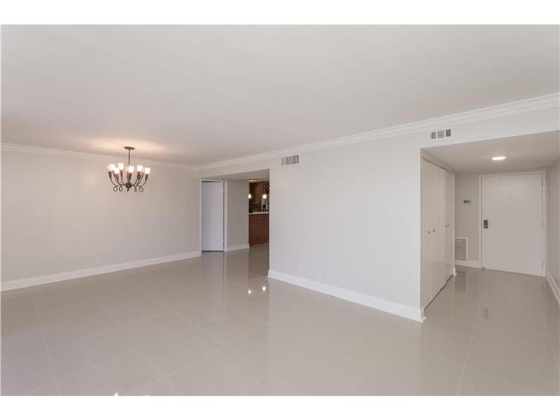 Apto Grande no 26 andar todo reformado e mobiliado no Tower at Biscayne - Miami - $339,900