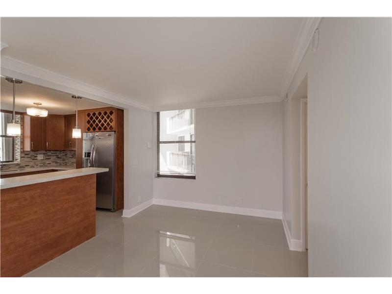 Apto Grande no 26 andar todo reformado e mobiliado no Tower at Biscayne - Miami - $339,900