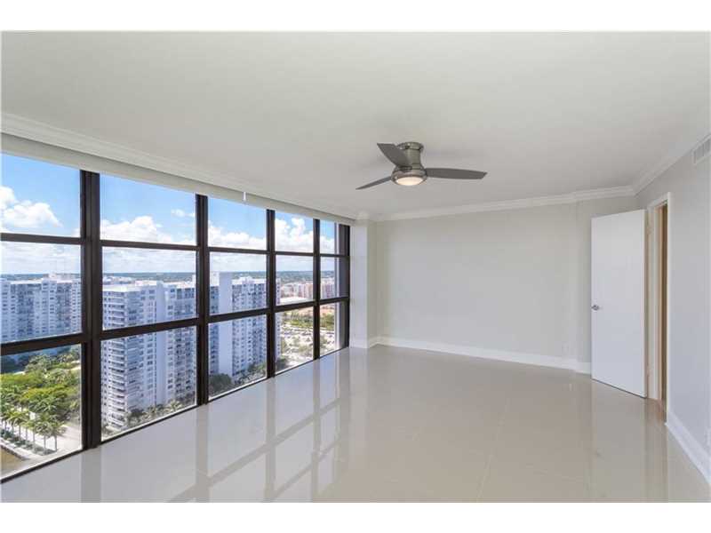 Apto Grande no 26 andar todo reformado e mobiliado no Tower at Biscayne - Miami - $339,900