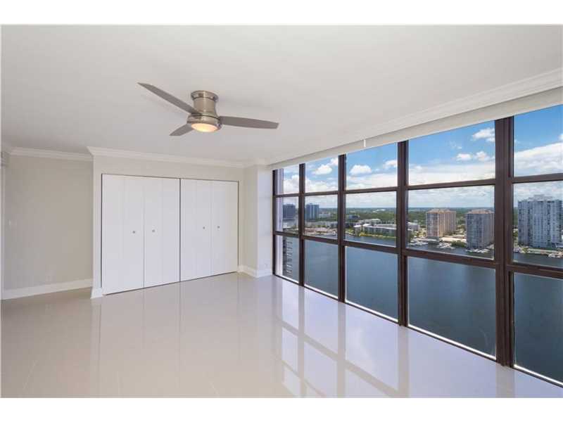 Apto Grande no 26 andar todo reformado e mobiliado no Tower at Biscayne - Miami - $339,900