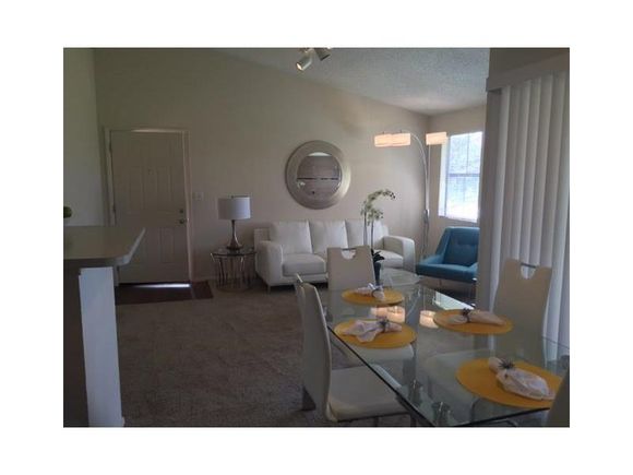 Apto Reformado em Frente a Lagoa - Miami  -  $249,900