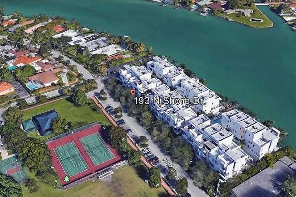 Townhouse Moderna em Miami Beach - 3 dormitorios / garagem fechado 2 carros - $588,000