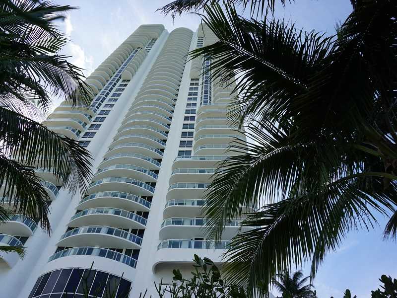 Apto em frente a praia no predio de luxo - Miami Beach - $515,000