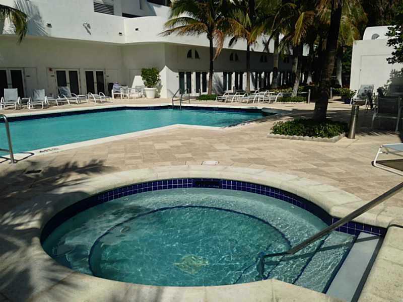 Apto em frente a praia no predio de luxo - Miami Beach - $515,000