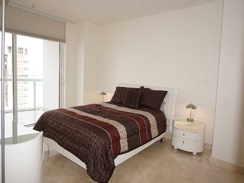 Apto em frente a praia no predio de luxo - Miami Beach - $515,000